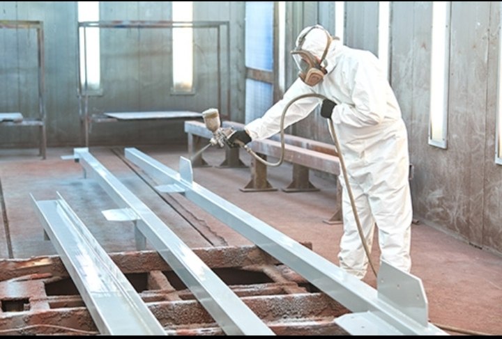 Peinture industrielle de qualité appliquée sur surfaces métalliques en Algérie